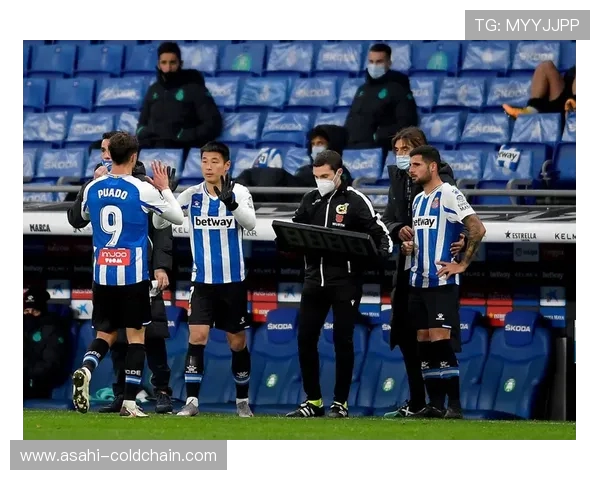 乌拉圭与法国比赛裁判表现引发争议球迷热议裁判判罚公正性